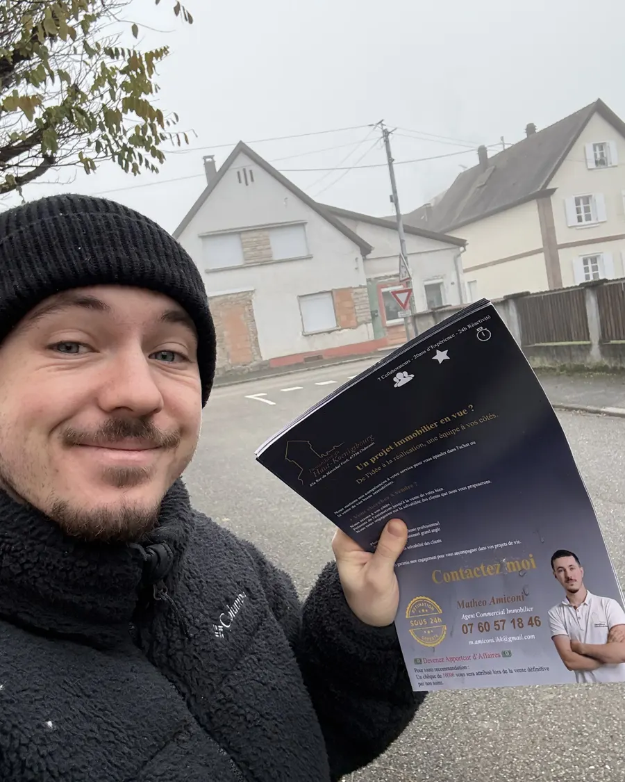 Mathéo Amiconi en prospection dans un village, flyers de l’agence à la main
